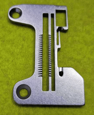 Пластина игольная 277502Р15 (20715010) с отверстием под леску от магазина Promily в Краснодаре